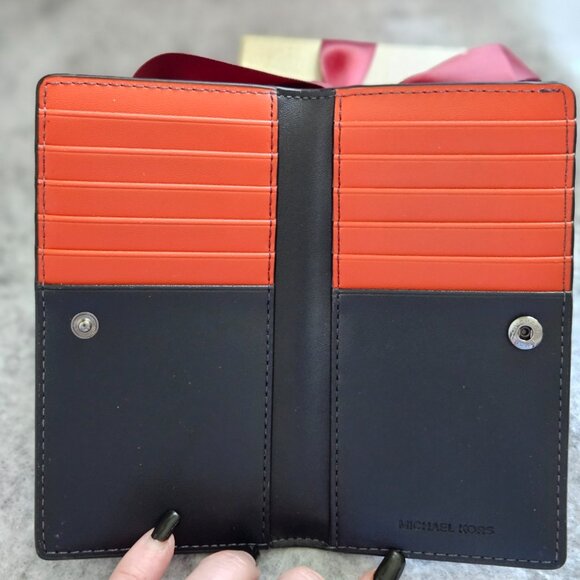 Michael Kors Cooper Signature Bi-Fold Wallet NWOT - Picture 2 of 4